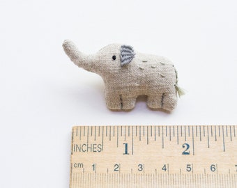 Elephant mini hand-embroidered brooch pin - Elle