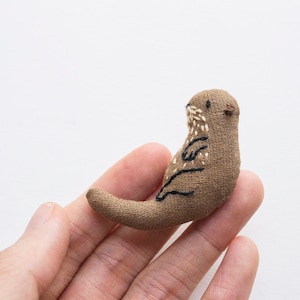 Otter mini embroidered brooch pin - Eucalyptus Natural Dye
