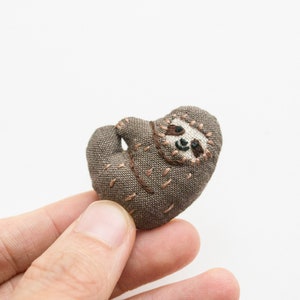 Sloth mini hand-embroidered brooches zdjęcie 3