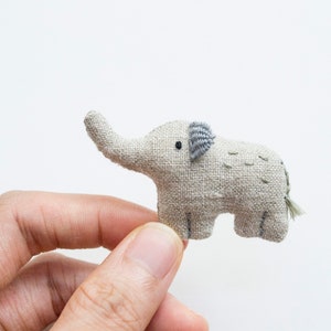 Elephant mini hand-embroidered brooch pin Elle zdjęcie 2