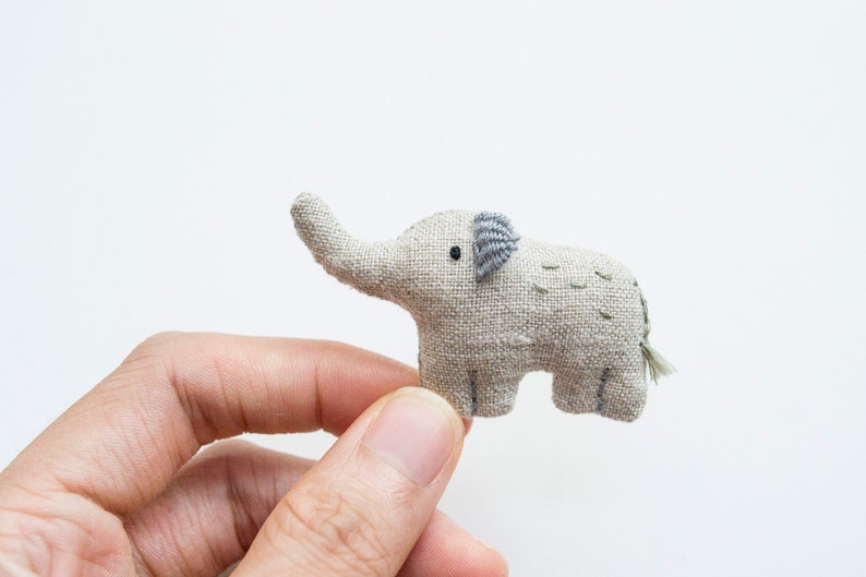 Elephant mini hand-embroidered brooch pin Elle zdjęcie 2