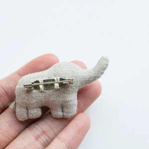 Elephant mini hand-embroidered brooch pin Elle zdjęcie 3