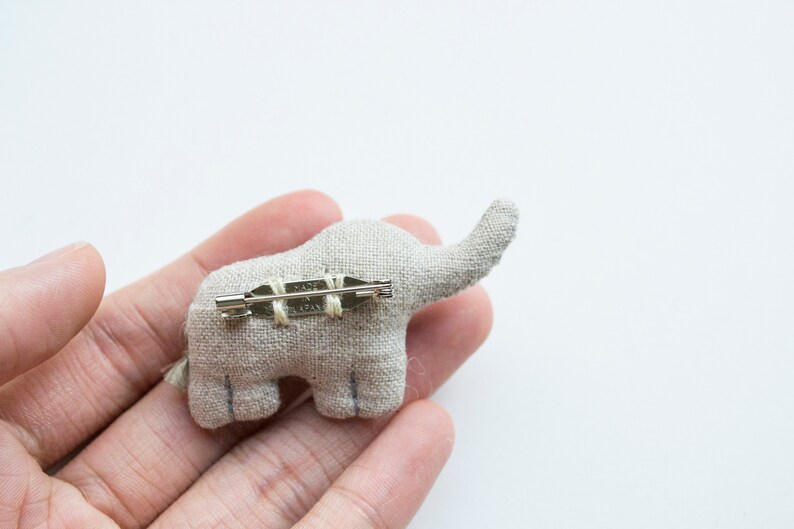 Elephant mini hand-embroidered brooch pin Elle zdjęcie 3