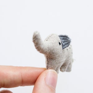 Elephant mini hand-embroidered brooch pin Elle zdjęcie 4