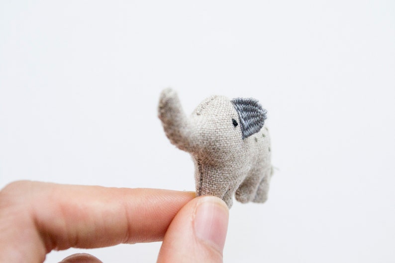 Elephant mini hand-embroidered brooch pin Elle zdjęcie 4