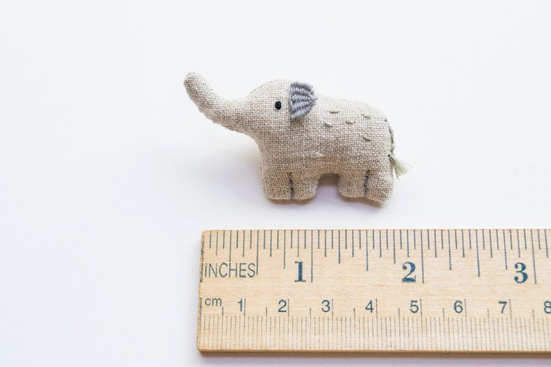 Elephant mini hand-embroidered brooch pin Elle zdjęcie 1