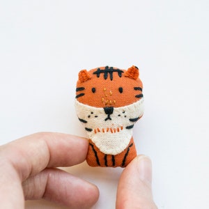 Tiger mini embroidered brooch pin zdjęcie 4