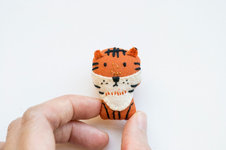 Tiger mini embroidered brooch pin zdjęcie 4