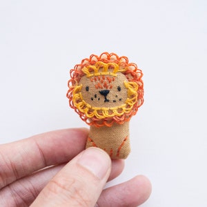 Manely Lion mini hand-embroidered brooch - Tan Natural Dye