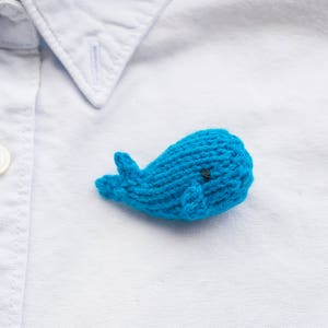 Wee the whale knitted amigurumi brooch image 1