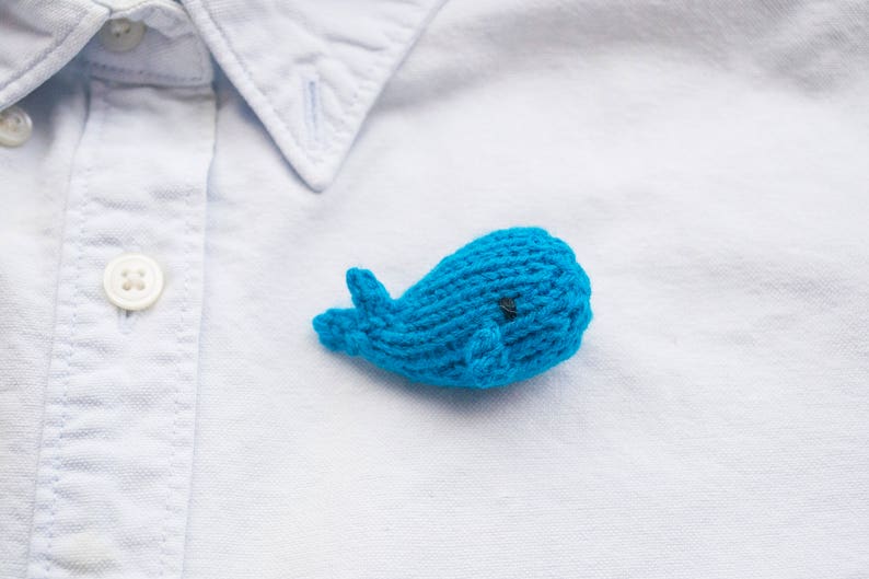 Wee the whale knitted amigurumi brooch image 1