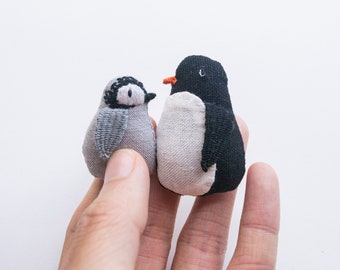Penguin parent and child mini hand-embroidered brooch pins
