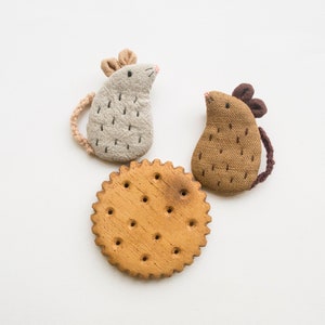 Friendship Mice mini embroidered brooch pins - Dash and Scruff