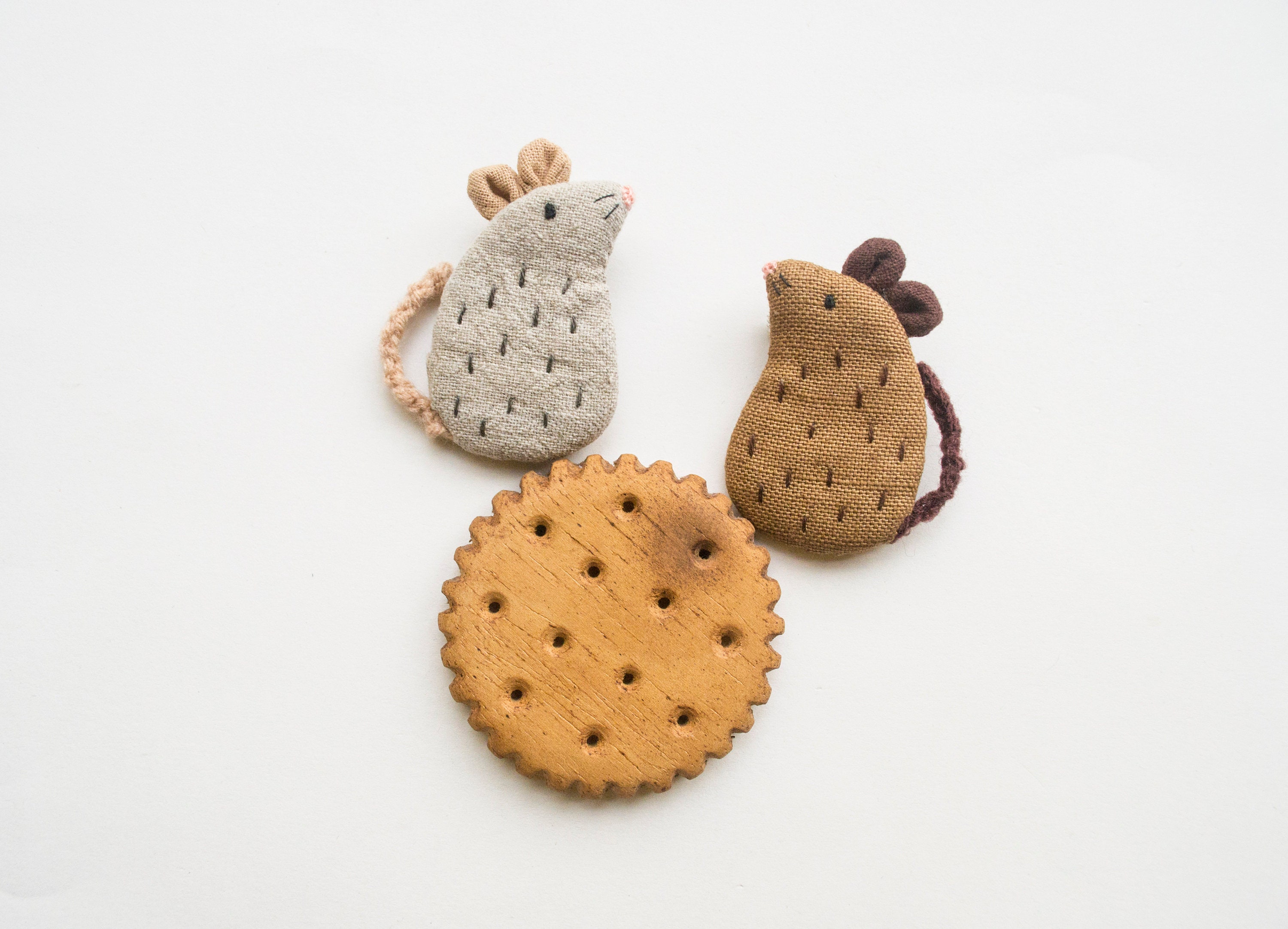 Friendship Mice mini embroidered brooch pins - Dash and Scruff