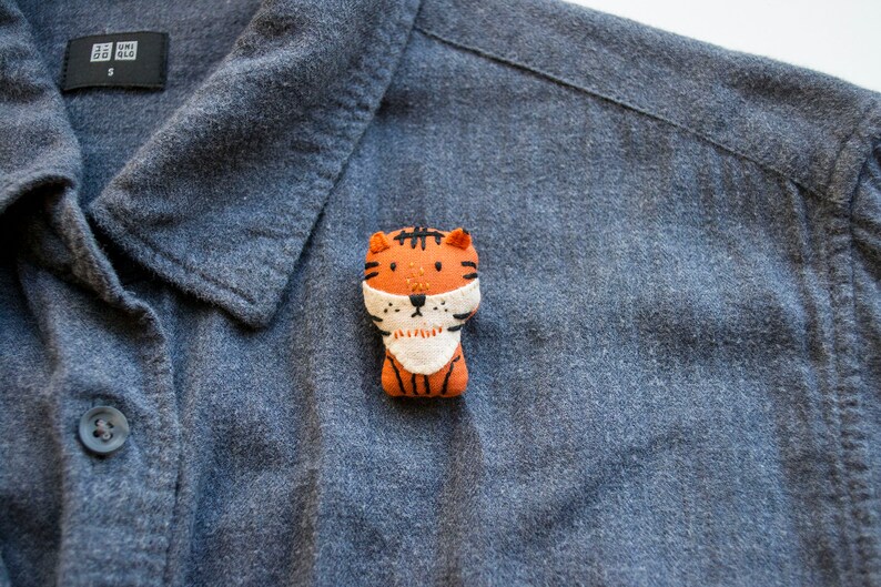 Tiger mini embroidered brooch pin image 3