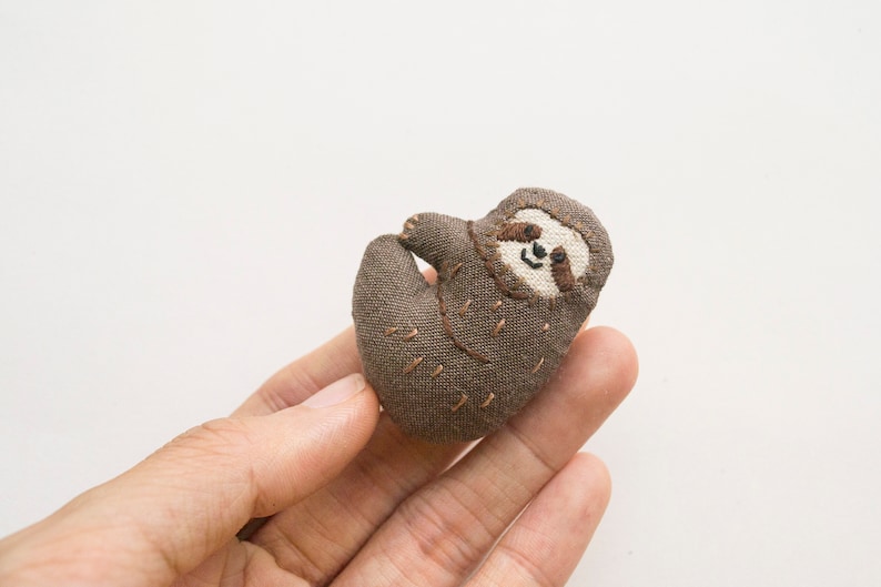 Sloth mini hand-embroidered brooches zdjęcie 4