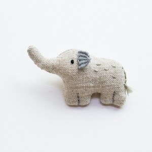 Elephant mini hand-embroidered brooch pin Elle zdjęcie 5