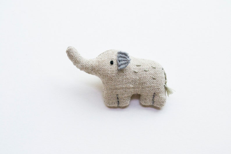 Elephant mini hand-embroidered brooch pin Elle zdjęcie 5
