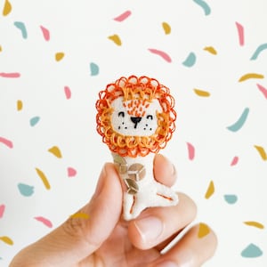 Merlion mini hand-embroidered brooch pin