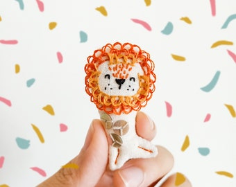 Merlion mini hand-embroidered brooch pin