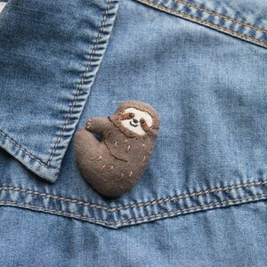 Sloth mini hand-embroidered brooches Medium