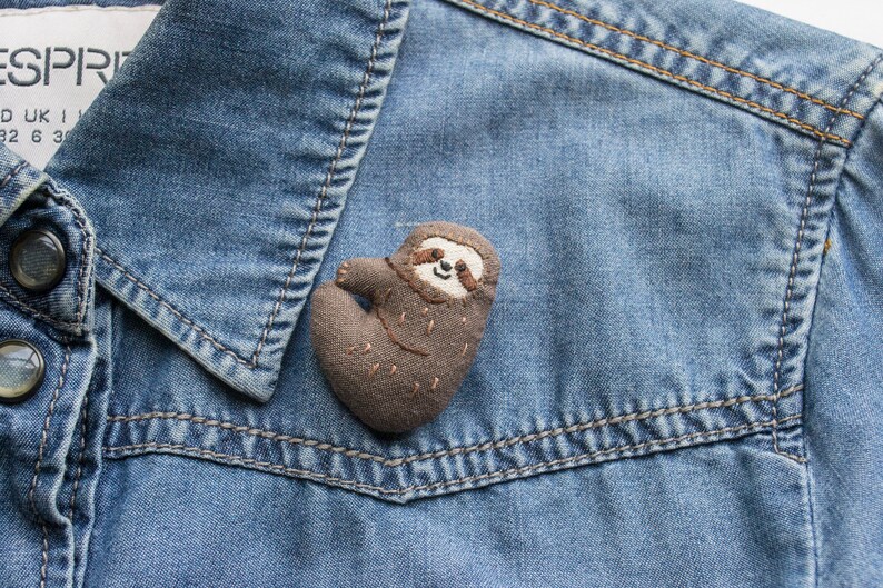 Sloth mini hand-embroidered brooches Medium