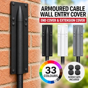 Puede incluir: Una cubierta de entrada de cable blindado para pared con placa base rectangular, conducto cilíndrico central y tapa superior puntiaguda. La unidad se fija con cuatro tapas de tornillo. Texto: ARMOURED CABLE WALL ENTRY COVER, END COVER & EXTENSION COVER, 33 COLOURS, SCREW CAPS INCLUDED.