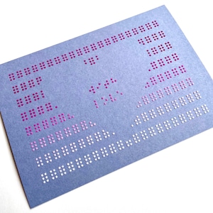 Vocal Dots - cartões de felicitações artesanais usando Gmund Paper. Braille em formato de coração com uma mensagem "com amor" para seus entes queridos!