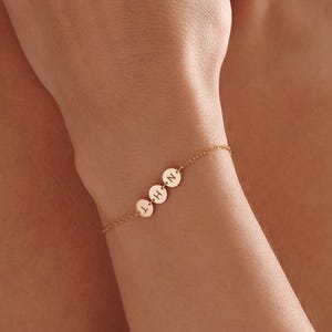 Pulsera con inicial personalizada, pulsera con letra grabada, pulsera familiar, pulsera de cuentas, pulsera con nombre, regalo para mamá, regalo de Navidad