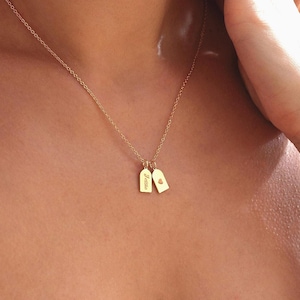 刻印入りイニシャルバータグネックレス、名前入りの小さなタグネックレス、ゴールドネームネックレス、文字ペンダント、パーソナライズギフト、友情ネックレス