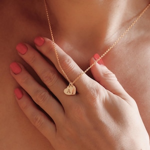 Collar de corazón con inicial, collar personalizado con múltiples iniciales, collar con inicial de corazón pequeño, collar con inicial, regalo para amiga, regalo para mamá