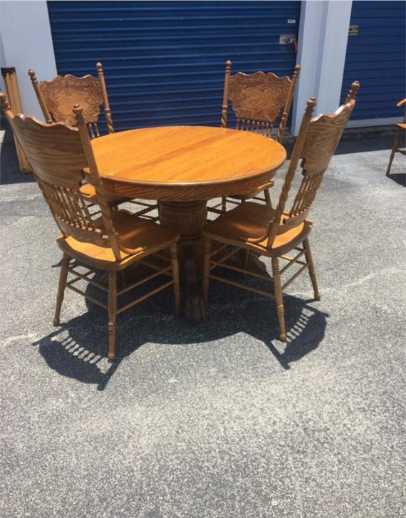 Vintage Solid Oak Round Pedestal Dining Table & 4 Carved Spindle