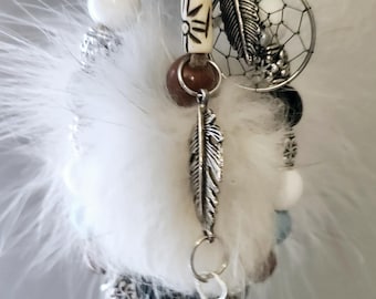 Llavero de zorro blanco con cristal marino y atrapasueños