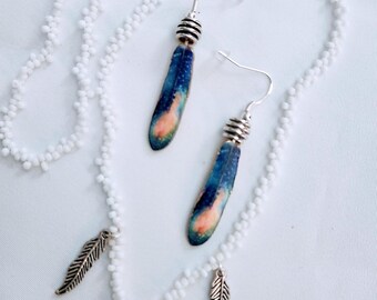 Hermoso collar de plumas con cuentas de peyote y pendientes a juego