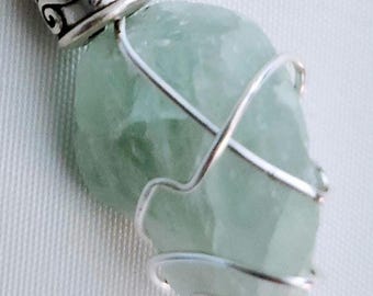 Collar de cuentas de peyote de cristal de calcita verde crudo con pendientes de plumas