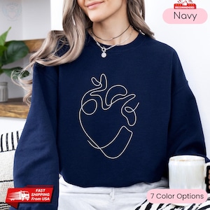 Minimalistisches anatomisches Herz-Sweatshirt - Geschenk für Cardiac Nurse, Cardiology RN Sweater, CVICU Crewneck, Heart Anatomy Geschenk für ICU Nurses