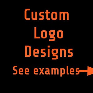 Peut inclure: Texte orange sur fond noir indiquant "Custom Logo Designs" avec une flèche pointant vers la droite qui dit "Voir des exemples".