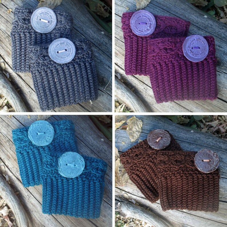 Puede incluir: Cuatro pares de polainas de ganchillo con botones decorativos. Las polainas son de cuatro colores diferentes: gris, morado, marr&oacute;n y verde azulado.