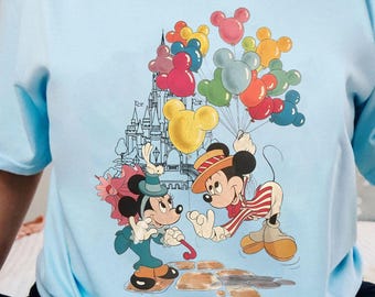Camiseta vintage com balões do Mickey e da Minnie, camiseta fofa combinando para casal da Disney, balões do Mickey da Disney, viagem em família para a Disney em 2026, Reino Mágico
