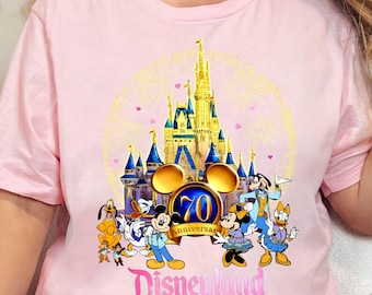 Mickey & Friends Disneyland Schloss Platinum Feier 1955-2026 Shirt, Disneyland 70th Jubiläum Tshirt, Disneyland Familien Reise 2026