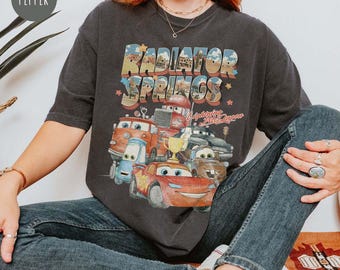 Camiseta de colores cómodos de la película Cars de Radiator Springs retro, camiseta de Lightning McQueen, camiseta de la película Cars de Disney, camiseta de viaje familiar a Disney 2025