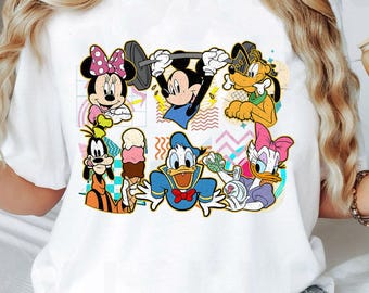 90年代風のキュートなディズニーミッキー＆フレンズTシャツ、WDWマジックキングダムTシャツ、ディズニーファミリートリップ2026Tシャツ、マジックキングダムバケーション