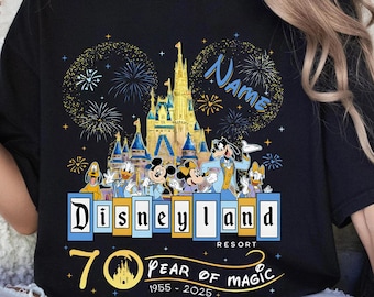 Personalisiertes Disneyland 70-jähriges Jubiläum Shirt, Mickey & Friends Disneyland Schlossfeier 1955-2026 Tshirt, Disneyland Familienreise 2026