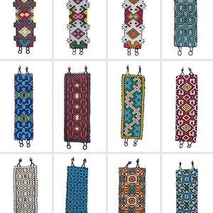 Könnte beinhalten: Eine Sammlung von Armbändern mit Perlen in verschiedenen Farben und Mustern. Die Armbänder weisen aufwendige Designs mit geometrischen und floralen Motiven auf. Jedes Armband hat ein einzigartiges Farbschema, darunter Rot, Blau, Grün und Gelb. Die Armbänder werden vor weißem Hintergrund präsentiert.