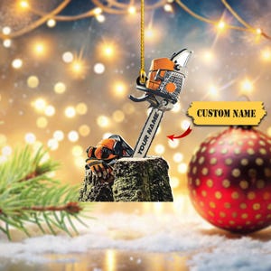 Custom Name Chainsaw Ornament 2D with Tree Stump, Personalized Lumberjack Decor, Christmas Gift for Woodcutters and Outdoor Enthusiasts
