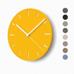 Könnte beinhalten: Eine runde gelbe Wanduhr mit weißen Stunden- und Minutenzeigern sowie einem dünnen weißen Sekundenzeiger. Das Zifferblatt hat weiße, ausgeschnittene Schlitze als Stundenmarkierungen. Rechts daneben befindet sich eine vertikale Reihe aus acht Kreisen.