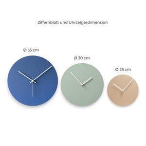 May include: Three circular wall clocks with white hands and no numerals. The blue clock is 35 cm in diameter, the sage green clock is 30 cm in diameter, and the beige clock is 25 cm in diameter. The text Zifferblatt und Uhrzeigerdimension is visible.