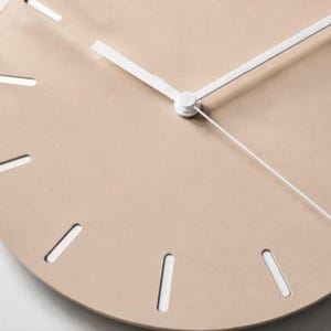 Moderne Wanduhr in Erdtönen LINEA NOVA – Lautlose Designer Uhr für ruhige Wohnräume im Japandi Stil bild 17