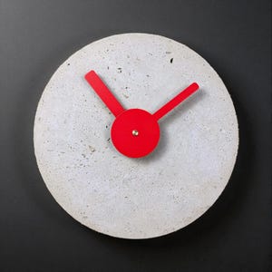 Beton Wanduhr mit rotem Zeigerdesign – BUENA  Lautlose Designer Uhr im minimalistischen Industrial Stil