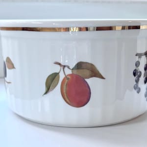 Royal Worcester Evesham Gold Soufflé Dish – Fine Porcelain – Fruit Design with Gold Rim – England